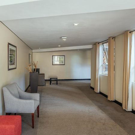 เครสต้า ลอดจ์ โฮเต็ล Hotel กาโบโรเน ภายนอก รูปภาพ