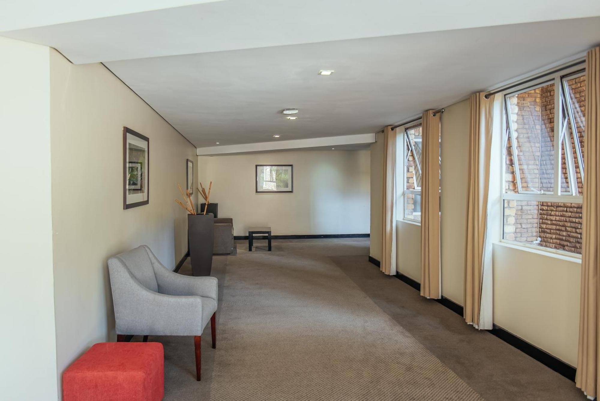 เครสต้า ลอดจ์ โฮเต็ล Hotel กาโบโรเน ภายนอก รูปภาพ