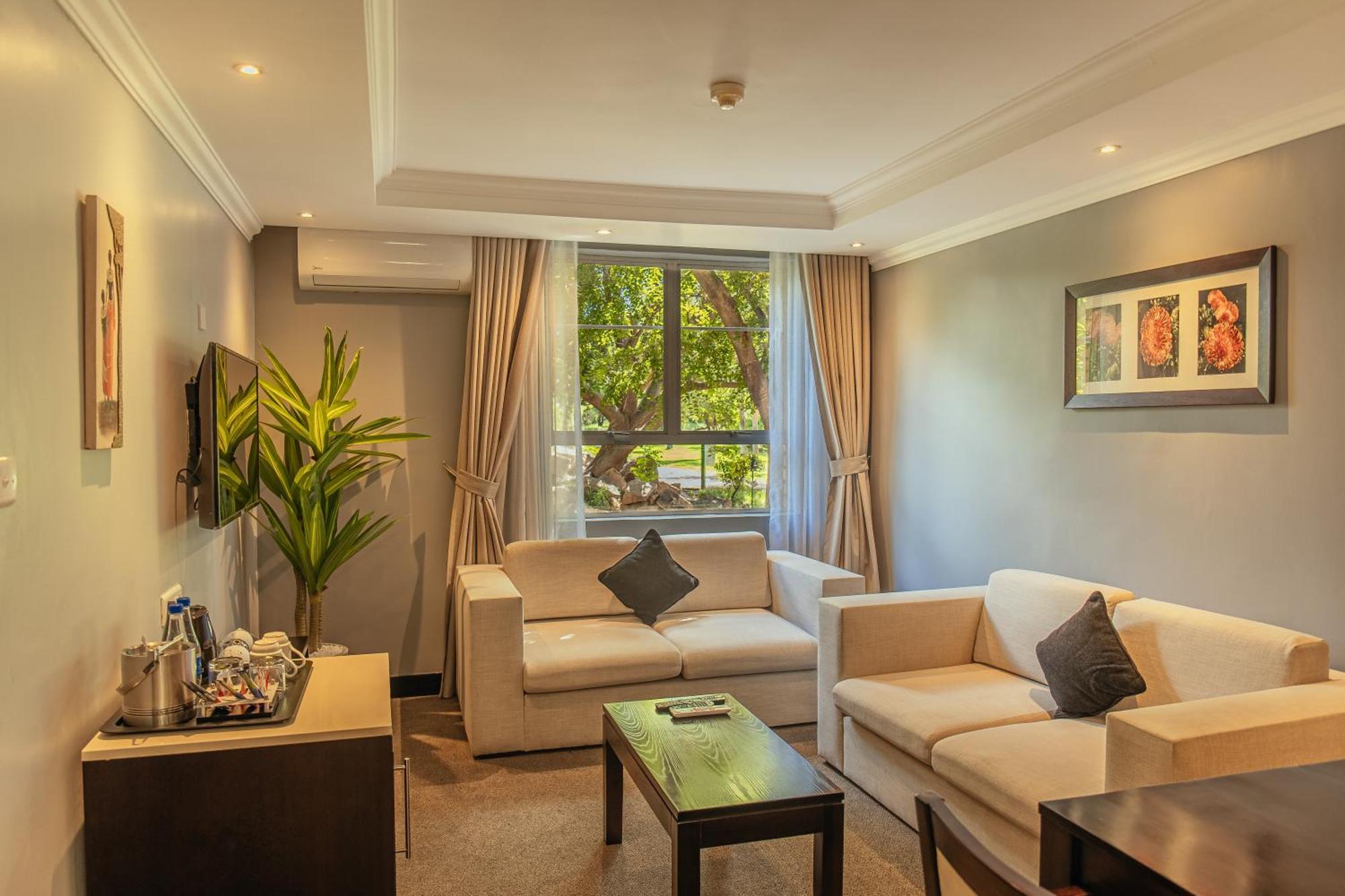 เครสต้า ลอดจ์ โฮเต็ล Hotel กาโบโรเน ภายนอก รูปภาพ